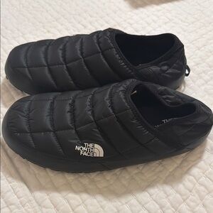 The North Face  Men’s THERMOBALL™ Traction Mules Slippers